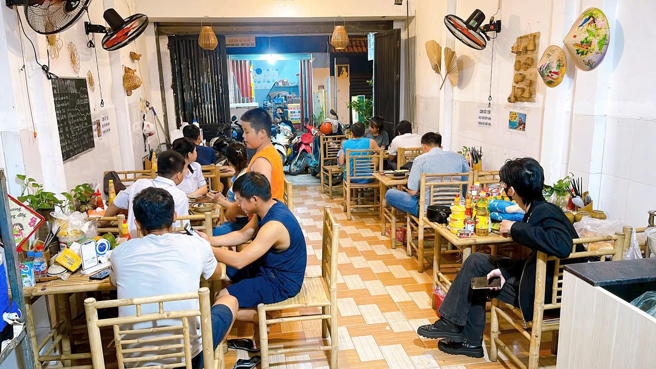 Bàn ghế nhà hàng ,quán ăn loại lớn.